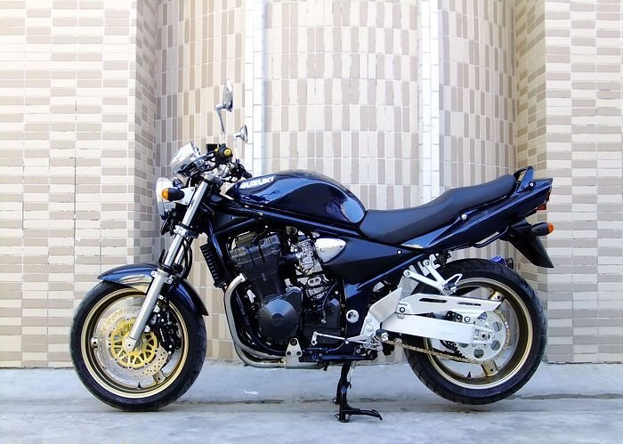 铃木匪王1200摩托车